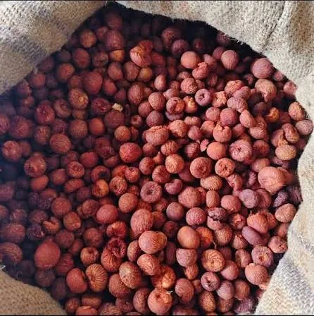 Karung goni berisi pinang rebus berwarna merah-cokelat.